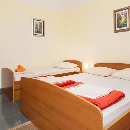 Stunning Apartment In Baska Voda Apartamento *